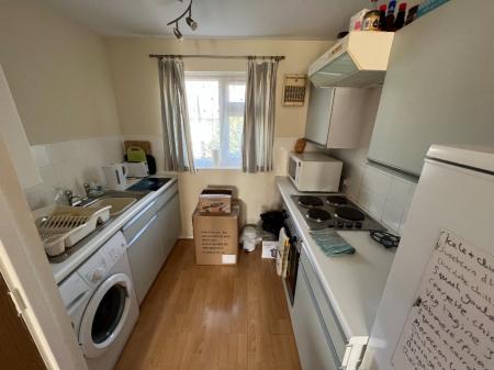 1 bedroom Studio flat to let in Pettingrew Close, Walnut Tree, Milton Keynes, MK7