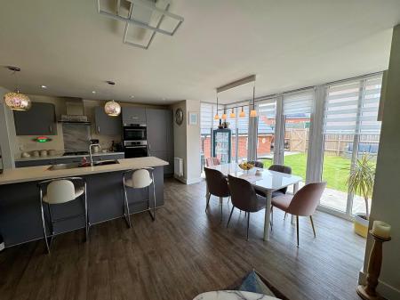 4 bedroom Detached house to let in Crick Close, Hanslope, Milton Keynes, MK19