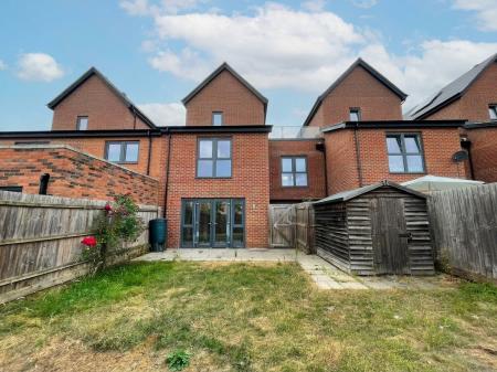 3 bedroom Town house to let in Atlas Way, Oakgrove, Milton Keynes, MK10