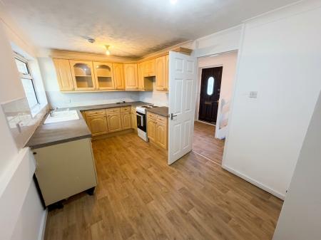 3 bedroom Flat to let in Burnmoor Close, Bletchley, Milton Keynes, MK2