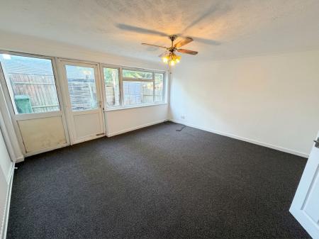 3 bedroom Flat to let in Burnmoor Close, Bletchley, Milton Keynes, MK2