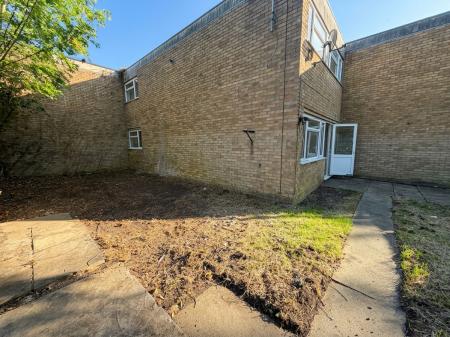 3 bedroom Flat to let in Burnmoor Close, Bletchley, Milton Keynes, MK2