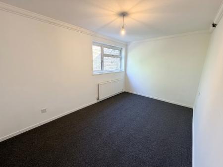 3 bedroom Flat to let in Burnmoor Close, Bletchley, Milton Keynes, MK2