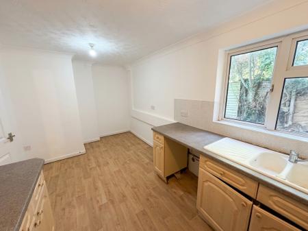 3 bedroom Flat to let in Burnmoor Close, Bletchley, Milton Keynes, MK2