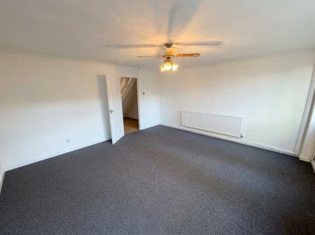 3 bedroom Flat to let in Burnmoor Close, Bletchley, Milton Keynes, MK2