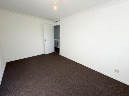 3 bedroom Flat to let in Burnmoor Close, Bletchley, Milton Keynes, MK2