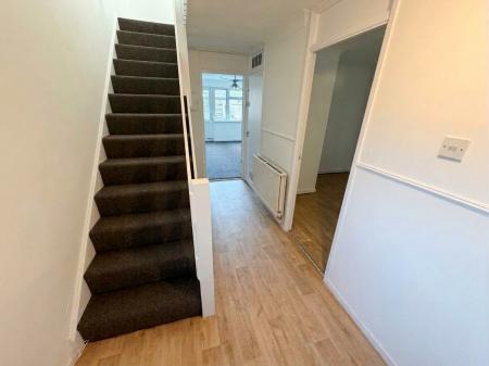 3 bedroom Flat to let in Burnmoor Close, Bletchley, Milton Keynes, MK2