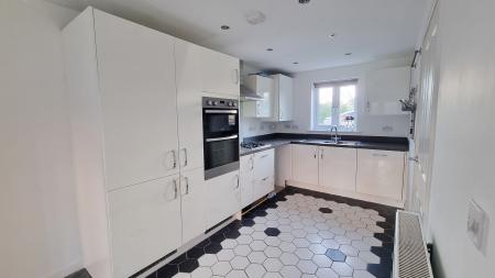 5 bedroom End of terrace house to let in Brook Street East, Wellingborough, NN8