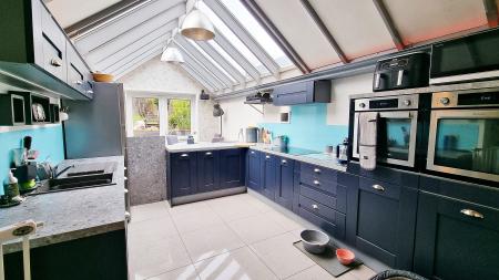 3 bedroom Semi-detached house for sale in Bedford Road, Rushden, Northamptonshire