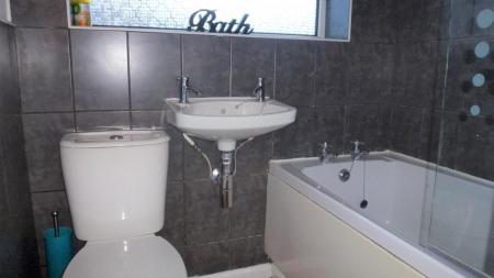 3 bedroom Semi-detached house to let in Byron Crescent, Rushden, NN10