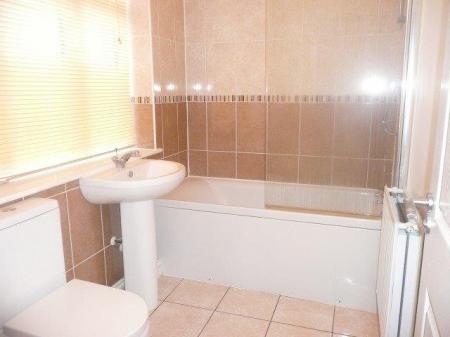 2 bedroom Flat to let in High Street, Finedon, NN9