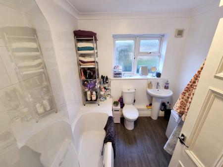 2 bedroom Flat to let in Fields View, Wellingborough, NN8