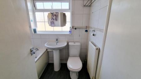3 bedroom Semi-detached house to let in St Johns Road, Kettering, NN15
