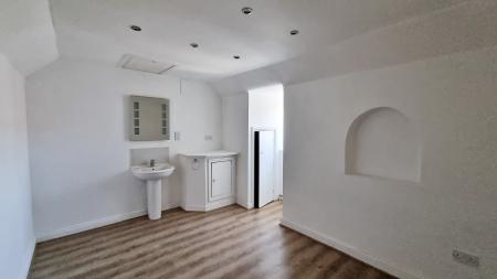 4 bedroom Terraced House to let in Knox Road, Wellingborough