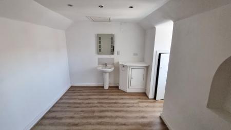 4 bedroom Terraced House to let in Knox Road, Wellingborough