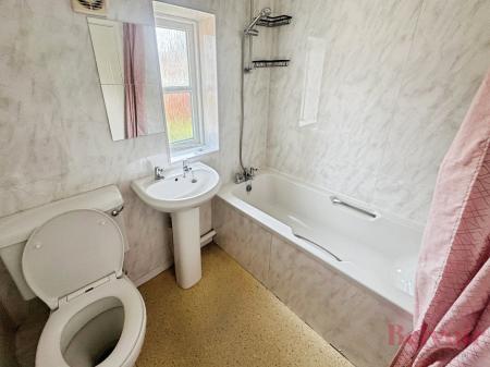 2 bedroom Semi-detached house to let in Sandringham Close, Wellingborough