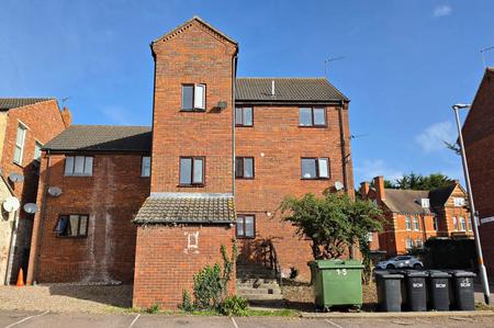 1 bedroom Flat to let in Fields View, Wellingborough, NN8