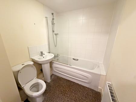 2 bedroom Flat to let in Lions Court, Northampton