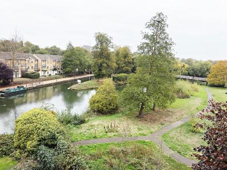 2 bedroom Flat to let in Lions Court, Northampton