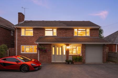 5 bedroom Detached house for sale in Gordon Road, Thatcham, RG18