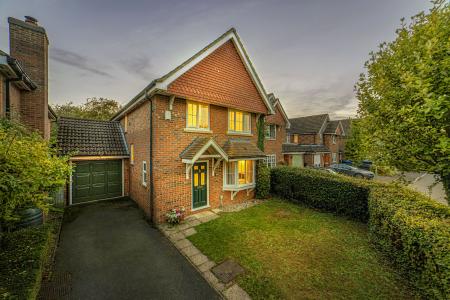 4 bedroom Detached house for sale in Mably Grove, Wantage, OX12