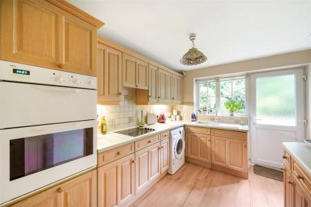 4 bedroom Detached house for sale in Mably Grove, Wantage, OX12