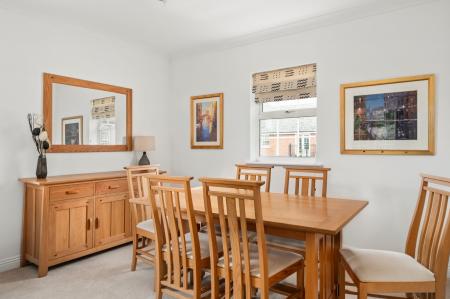 2 bedroom Flat for sale in Old College Road, Newbury, RG14