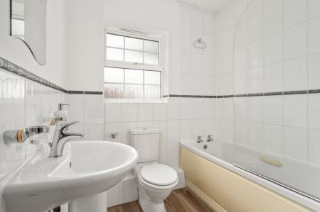 2 bedroom Flat for sale in Old College Road, Newbury, RG14