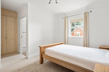2 bedroom Flat for sale in Old College Road, Newbury, RG14