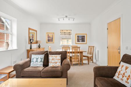 2 bedroom Flat for sale in Old College Road, Newbury, RG14