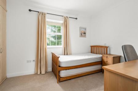 2 bedroom Flat for sale in Old College Road, Newbury, RG14