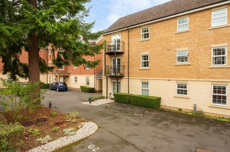 2 bedroom Flat for sale in Old College Road, Newbury, RG14