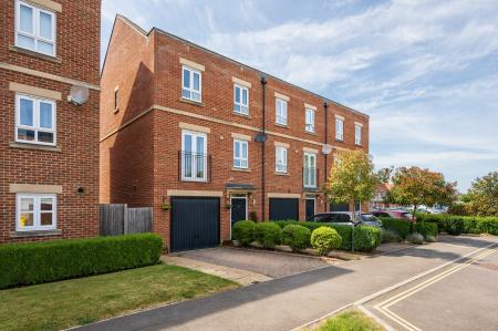 4 bedroom Terraced House to let in Racecourse Road, Newbury, RG14
