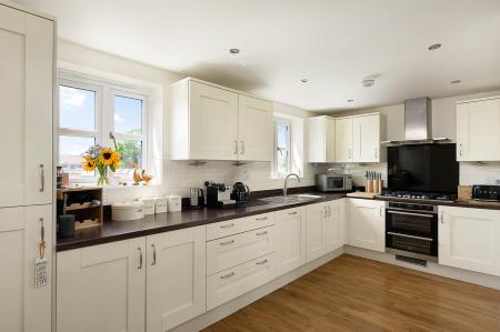 4 bedroom Terraced House to let in Racecourse Road, Newbury, RG14