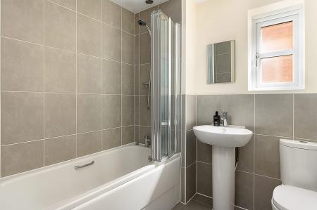 4 bedroom Terraced House to let in Racecourse Road, Newbury, RG14