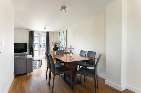 4 bedroom Terraced House to let in Racecourse Road, Newbury, RG14