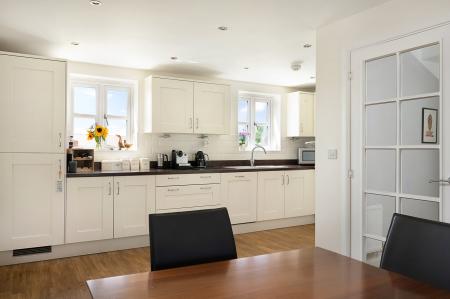 4 bedroom Terraced House to let in Racecourse Road, Newbury, RG14