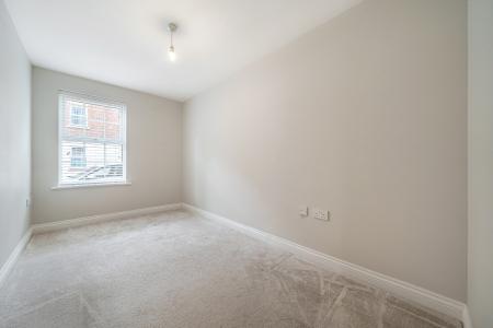 2 bedroom Flat to let in Mandarin Way, Racecourse, Newbury, RG14