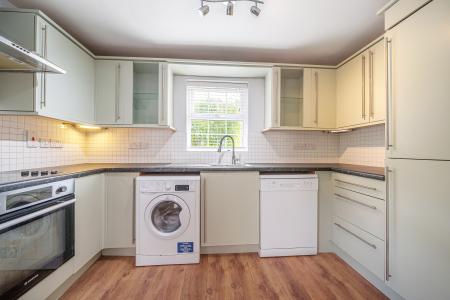 2 bedroom Flat to let in Mandarin Way, Racecourse, Newbury, RG14