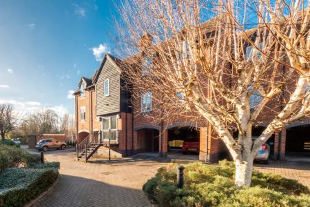 2 bedroom Flat to let in Mill Lane, Newbury, RG14