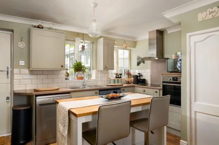 3 bedroom Semi-detached house for sale in Middle Close, Newbury, RG14