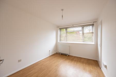 2 bedroom Flat for sale in Boundary Road, Newbury, RG14
