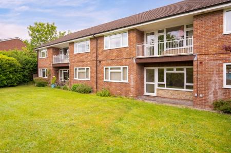 2 bedroom Flat for sale in Boundary Road, Newbury, RG14
