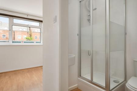 2 bedroom Flat for sale in Boundary Road, Newbury, RG14