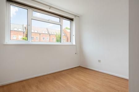 2 bedroom Flat for sale in Boundary Road, Newbury, RG14
