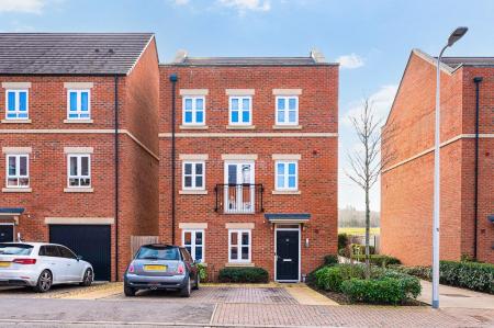5 bedroom Detached house to let in Fetlock Drive, Racecourse, Newbury, RG14