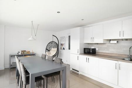 5 bedroom Detached house to let in Fetlock Drive, Racecourse, Newbury, RG14