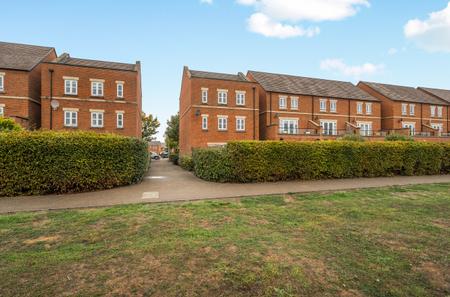 5 bedroom Detached house to let in Fetlock Drive, Racecourse, Newbury, RG14