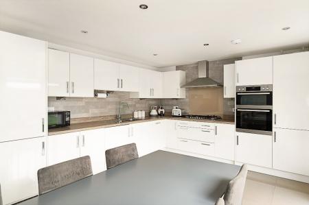 5 bedroom Detached house to let in Fetlock Drive, Racecourse, Newbury, RG14