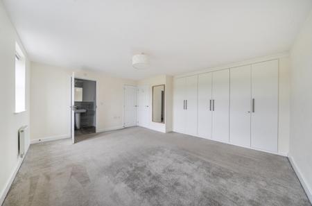 5 bedroom Detached house to let in Fetlock Drive, Racecourse, Newbury, RG14